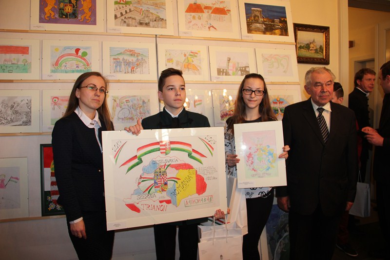 В угорському консульстві нагородили закарпатських дітей