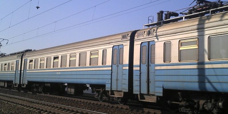 Passenger of the Lviv-Rivne electric train got on the roof of a carriage and demanded that the train go to Maidan in Kyiv