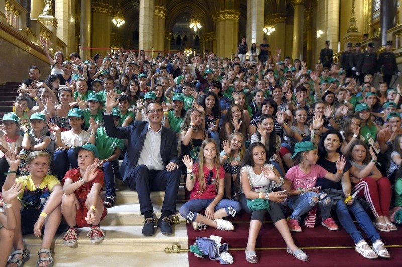 Budapest, 2017. július 28. Rétvári Bence, az Emberi Erõforrások Minisztériumának (Emmi) parlamenti államtitkára kárpátaljai magyar és magyarul tanuló, az Erzsébet-táborban nyaraló gyerekekkel a Parlamentben 2017. július 28-án. MTI Fotó: Bruzák Noémi