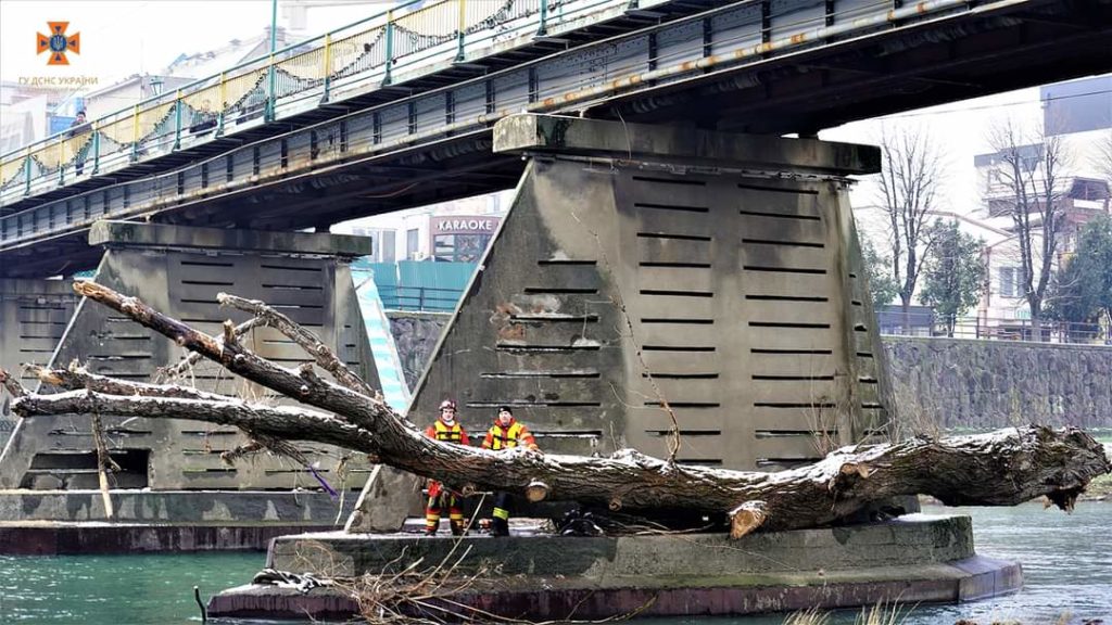 В Ужгороді розчистили опори пішохідного мосту (ФОТО)