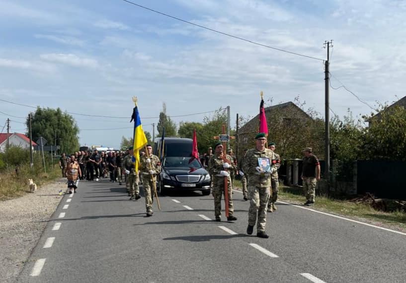 На Ужгородщині провели в останню дорогу прикордонника Леоніда Титоненка