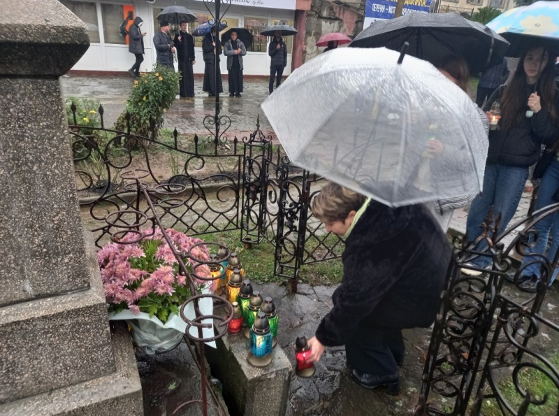 У Перечині вшанували жертв Голодомору та запалили свічки пам’яті
