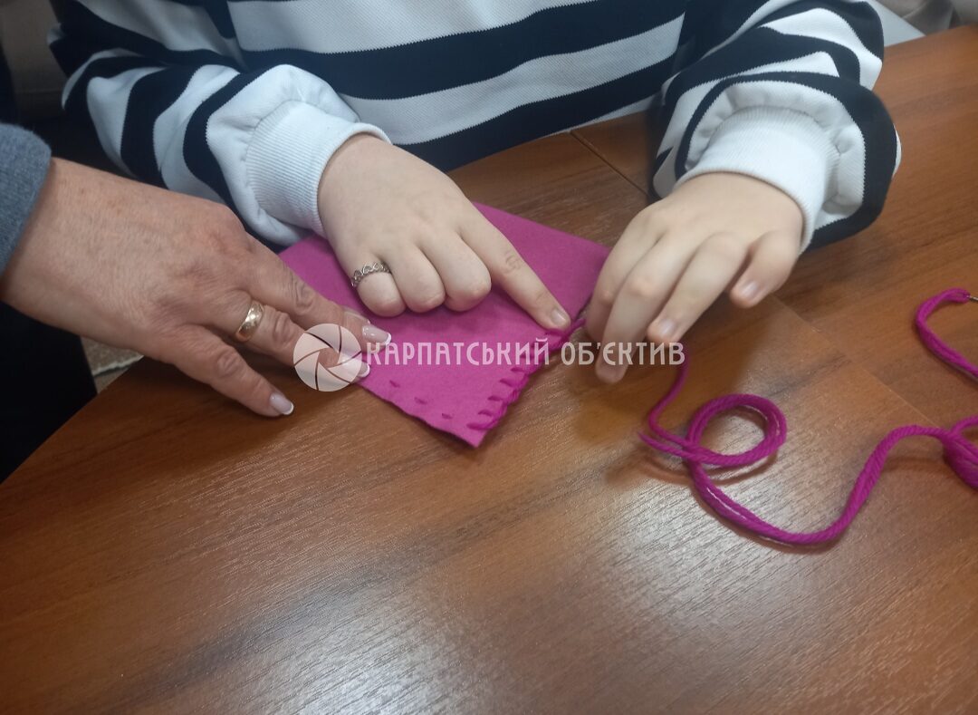 У Перечині діти виготовляли чобіток для подарунків від Миколая