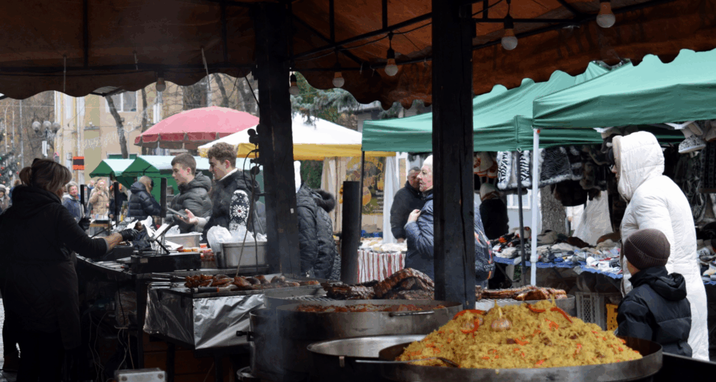 У Берегові на площі Кошута відкрився благодійний різдвяно-новорічний ярмарок