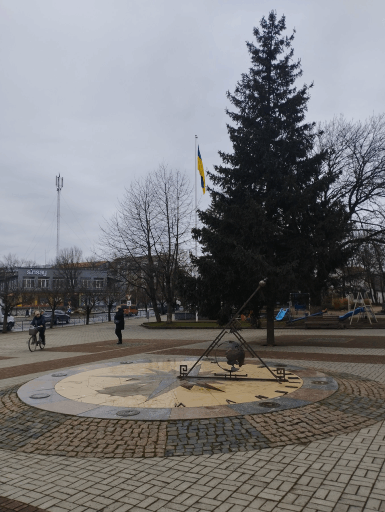 В Іршаві до новорічно-різдвяних свят встановлюють живу дванадцятиметрову ялинку