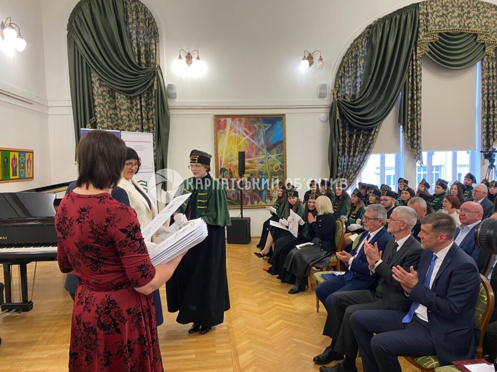 Магістрам Закарпатського угорського університету вручили перші університетські дипломи