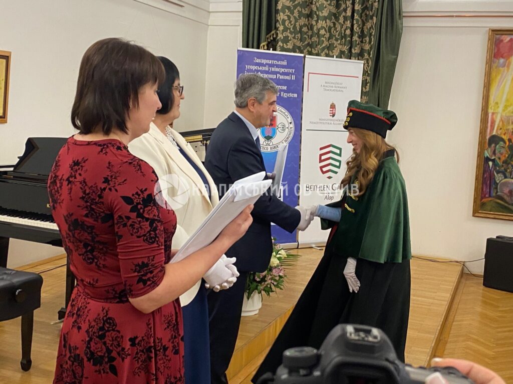 Магістрам Закарпатського угорського університету вручили перші університетські дипломи