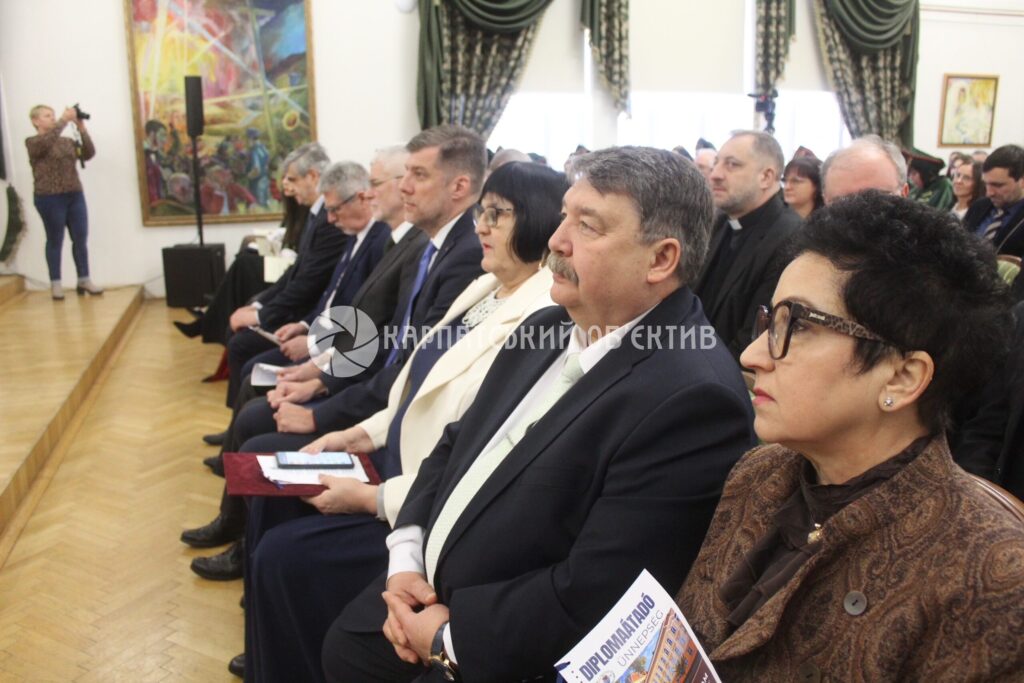 Магістрам Закарпатського угорського університету вручили перші університетські дипломи