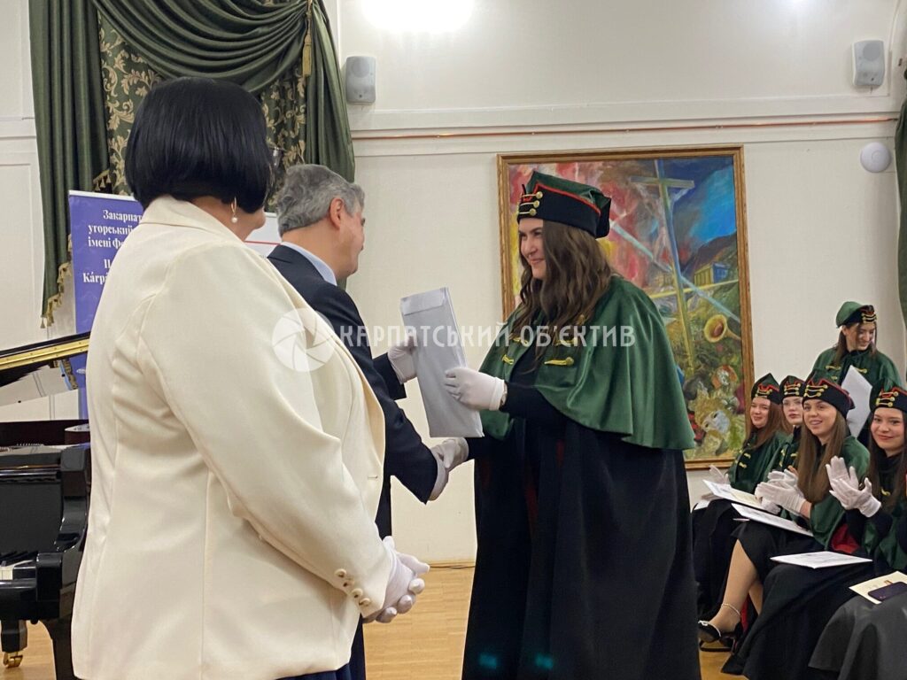 Магістрам Закарпатського угорського університету вручили перші університетські дипломи