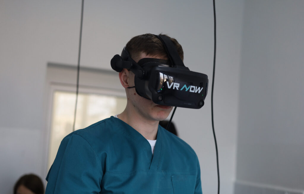 У Мукачеві встановили перший на Закарпатті VR-тренажер VRNOW від фантомного болю, ортопедичних та неврологічних порушень