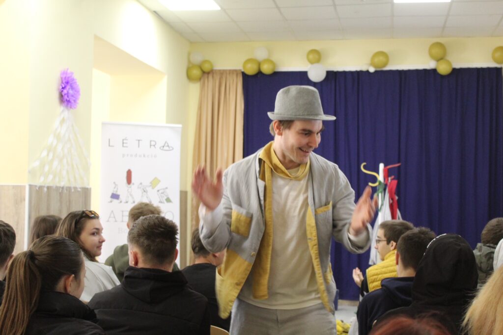 Театр у школі: у Косонському ліцеї імені Яноша Араня відбувся інтерактивний день програми «Дейріне»
