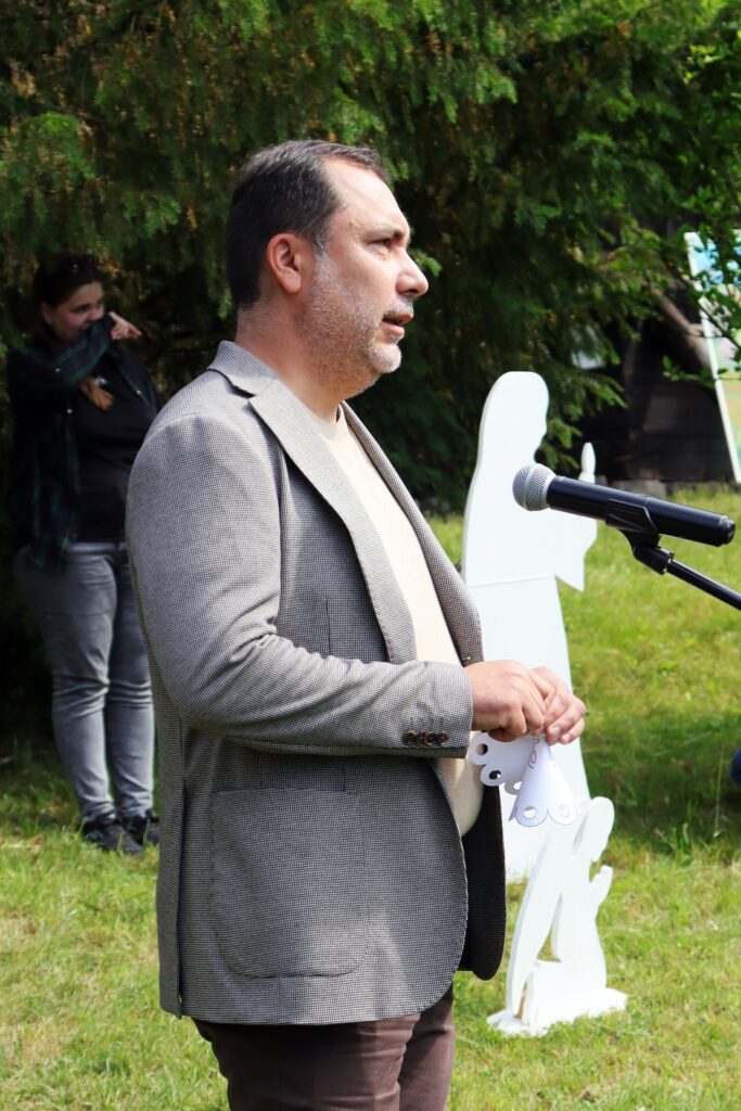 Дзвіночки пам’яті та паперові янголи: в Ужгороді вшанували дітей, чиї життя забрала війна
