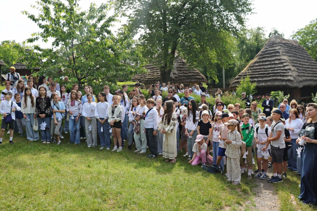 Дзвіночки пам’яті та паперові янголи: в Ужгороді вшанували дітей, чиї життя забрала війна